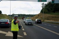 policjant zatrzymuje do kontroli pojazd