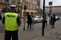 policjant obserwuje skrzyżowanie