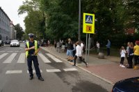 policjant obserwuje przejście dla pieszych