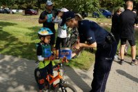 policjantka częstuje dzieci