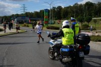 policjant siedzi na motocyklu