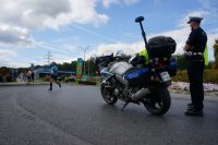 policjant stoi przy motocyklu