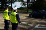 policjanci stoją przy przejściu dla pieszych