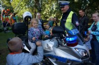 dzieci stoją przy policyjnym motocyklu