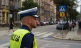 policjant obserwuje ruch pieszych