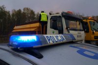 policjant wchodzi na naczepę pojazdu