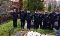 policjanci oddają hołd przed grobem zmarłego policjanta