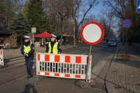policjanci blokują ruch