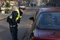 policjant rozmawia z kierowcą