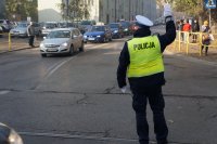 policjant kieruje ruchem