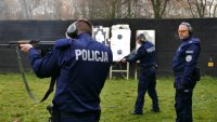 policjanci strzelają do tarczy