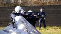 policjanci strzelają do tarczy