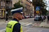 policjant obserwuje przejście dla pieszych