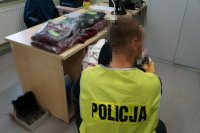 policjant przegląda zatrzymany towar