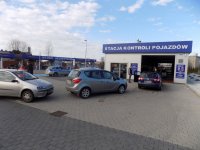 pojazdy wjeżdżają na stacje kontroli pojazdów