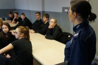 policjantka spogląda na młodzież