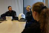 policjanci rozmawiają