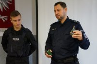 policjant pokazuje granat