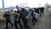 policjanci wbiegają na stadion