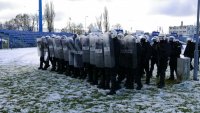 policjanci w szyku na stadionie