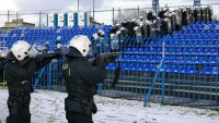 policjanci ćwiczą wypychanie kibiców z sektora