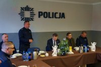 komendant składa życzenia policjantom