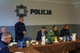 komendant składa życzenia policjantom