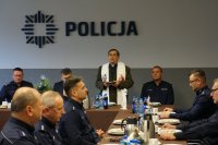 ksiądz przemawia do policjantów