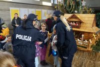 policjantki rozdają odblaski