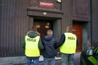 policjanci prowadzą zatrzymanego