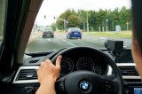 policjant kieruje radiowozem BMW