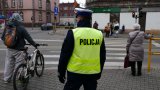 policjant obserwuje przejcie dla pieszych