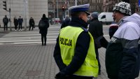 policjant rozmawia z mężczyzną