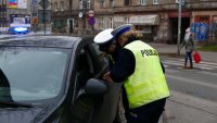 policjanci rozmawiają z kierowcą