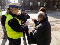 policjanci rozdają odblaski