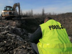 policjant wykonuje czynności na składowisku odpadów