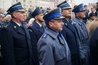 policjanci stoją w grupie