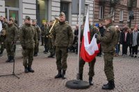 żołnierze trzymają flagę narodową