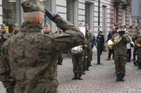 policjanci salutują