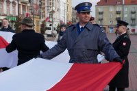 policjant trzyma flagę