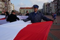 policjant trzyma flagę