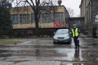 policjant zabezpiecza bieg