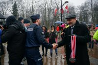 policjant odbiera gratulacje