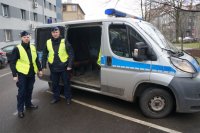 policjanci wsiadają do radiowozu