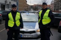 policjanci przed radiowozem