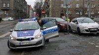 policjanci pracują na miejscu kolizji