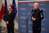 Generał Policji przemawia na konferencji prasowej