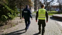 policjant wraz z żołnierzem patroluje ulice