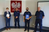 policjanci wraz z prezydentem miasta pozują do zdjęcia