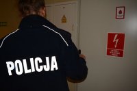 policjant kontroluje licznik energii elektrycznej